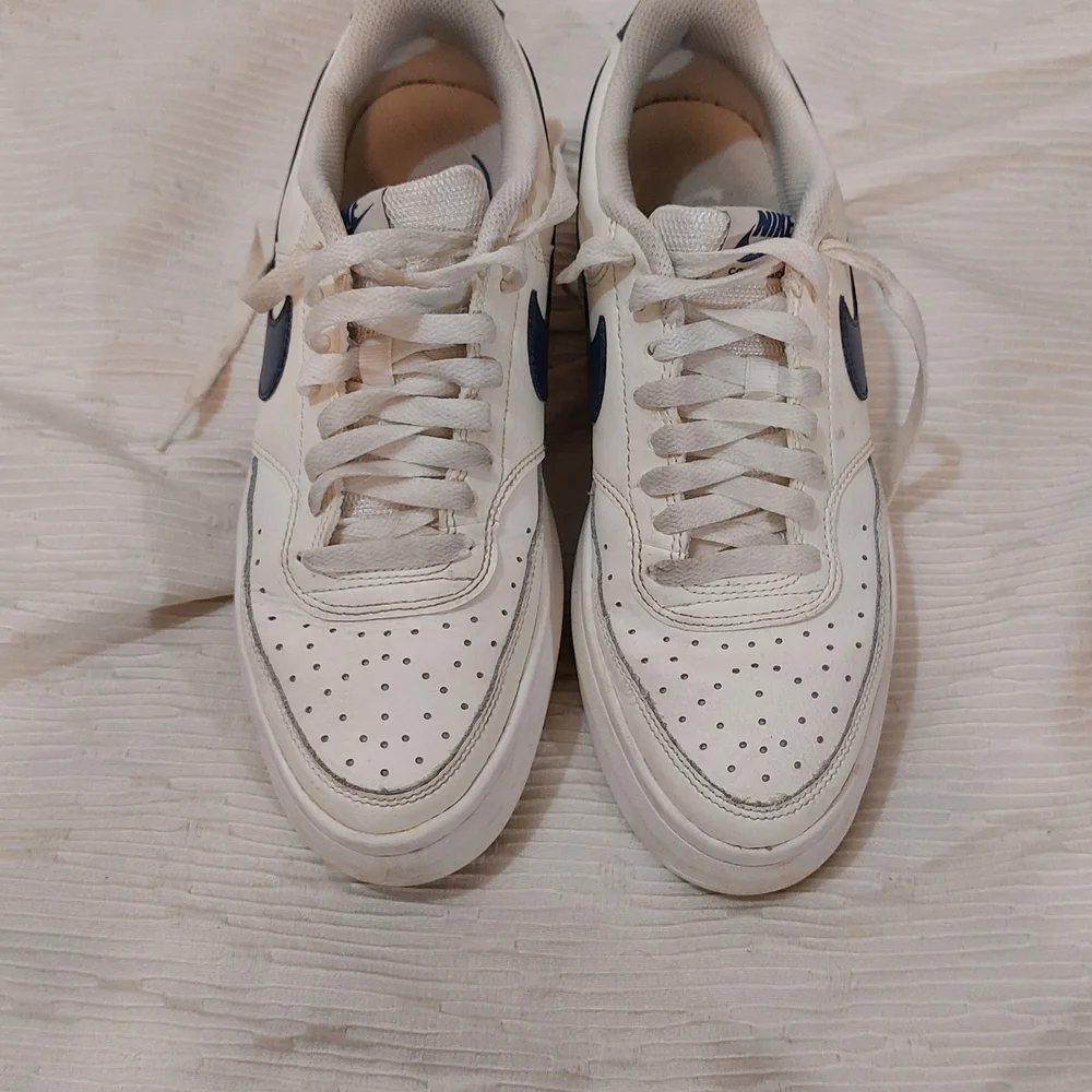 Nike Women's Sneakers in Cream and Navy - Picture 8 of 16